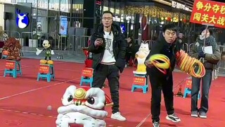 看似一把一把扔，也是要有技术的