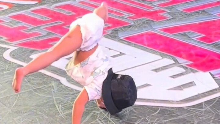 Cậu bé nhảy hip-hop mặc tã tham gia cuộc thi nhảy đường phố – động tác này đỉnh quá!