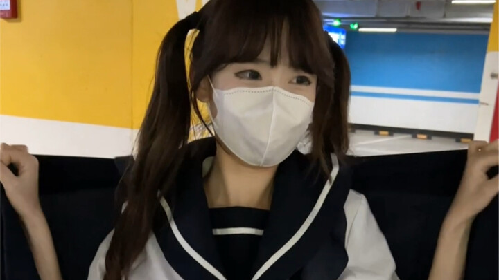 ใครกันนะที่แสร้งทำดีแล้วใส่กระโปรงแบบนี้ ใครกันที่เป็นคนดีแล้วใส่กระโปรงแบบนี้