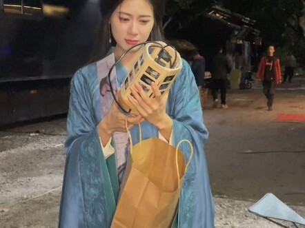 Zhaozhao si cewek manja~ Selamat atas selesainya syuting! Cewek memang yang terbaik!