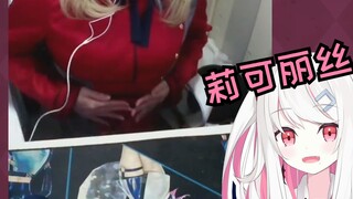 Gadis seksi Jepang menyalakan kamera dan mengenakan pakaian JK dan ditanyai oleh penonton