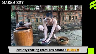 Aku naik, pas dia lagi masak