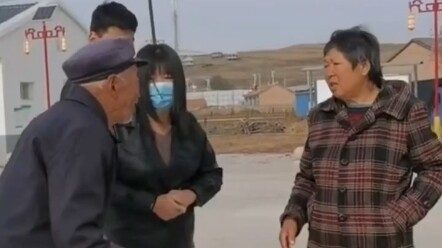 พ่อเฒ่าลืมไปว่าลูกชายเสียชีวิตแล้ว มักออกตามหาอยู่บ่อยๆ ชาวบ้านจึงช่วยครอบครัวปิดเรื่องนี้ไว้