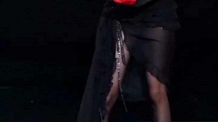 Yang Chaoyue and Huang Minghao dance in black stockings at a concert!