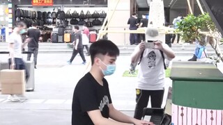 Anh Áo Trắng Vội Vã Ghi Lại Màn Biểu Diễn Piano Trên Phố