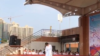 رقصة منفردة في المهرجان بعنوان "اليد اليسرى تشير إلى القمر"