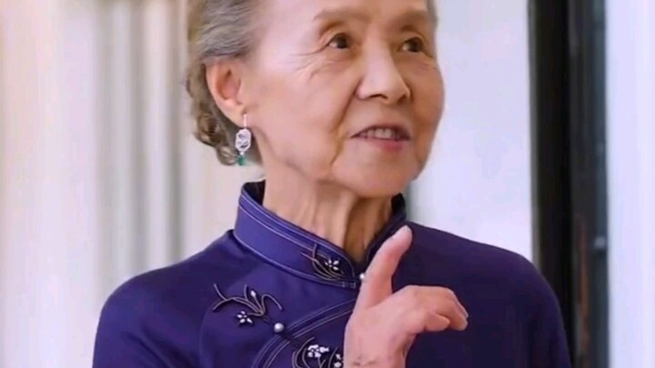 Such a refined, elegant elderly lady—she’s just perfect!