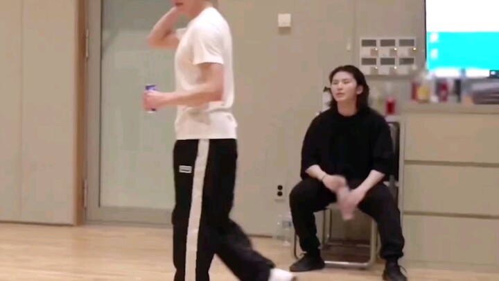 你猜他为什么是dance break的C位ς(>‿<.)
