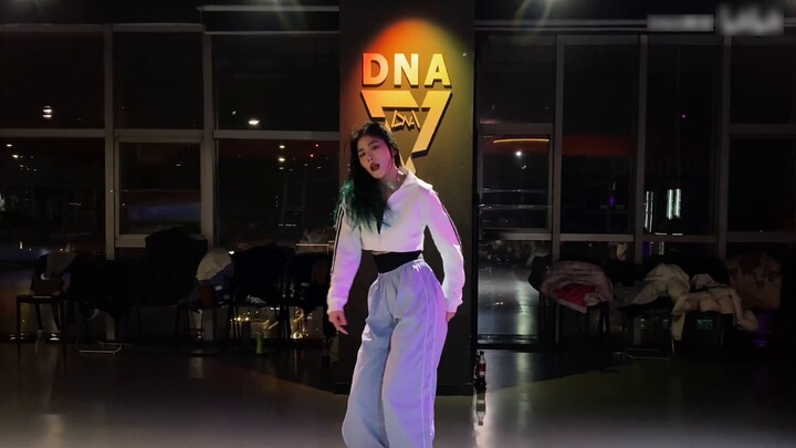 Cinta bertebaran, lagu pertempuran telah tiba! Adegannya sudah di depan mata saat musik dimulai~ DNA