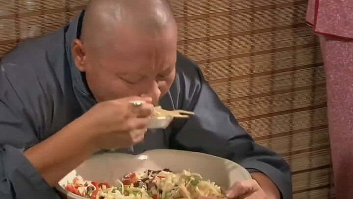 Kiếm tiền nuôi cả gia đình chỉ nhờ vào việc ăn, bữa cơm cuối cùng cũng phải ăn đến no căng.