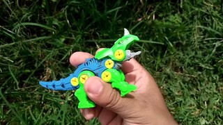 Mencari dinosaurus Trex, Triceratops dan bus tayo, rogi, ghani