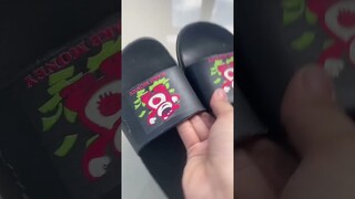Đi cao gót rất dễ bị đau chân nếu đi nhiều, dép vẫn là lựa chọn hoàn hảo.