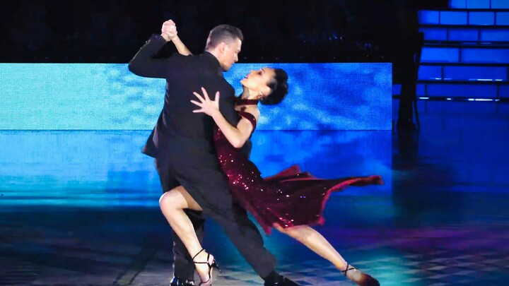 تانجو أرجنتيني - أيادٍ زهرية، وأرجلٌ على شكل مروحة، لا تُرى بوضوح إلا بتكبير ٠.٥x! | تانجو أرجنتيني