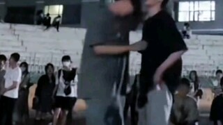 两个男孩跳双人舞，真的好好磕呀