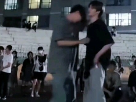 两个男孩跳双人舞，真的好好磕呀