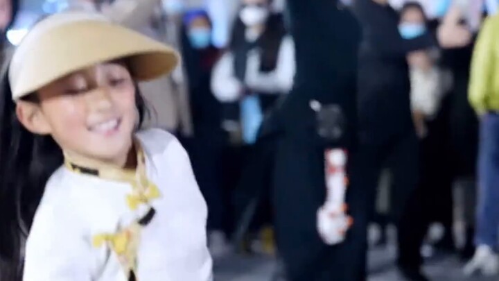 China's cheerful Tibetan dance Xiao Zhuoma's dance moves have become popular on the Internet. Foreig