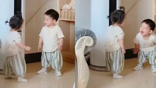 Hai bé trai và bé gái song sinh chưa biết nói mà đã đánh nhau dữ dội rồi. Trông chúng thật dễ thương