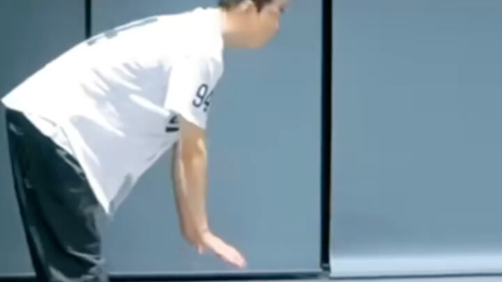 Dễ thương quá nhỉ, vì lưng từng phẫu thuật nên mới không thể làm động tác này～