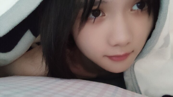 In the boys' dorm, my roommate keeps knocking on the door outside, insisting on helping me scrub my 