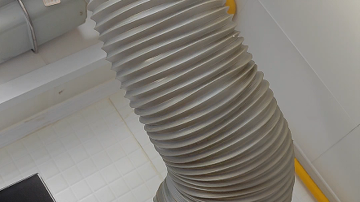 Belakangan ini setiap hari selalu ada burung yang terbang masuk ke dalam mesin penghisap asap dapur!