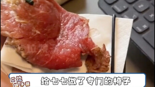 Steak medium rare dari Saraya benar-benar membuatku terbahak-bahak