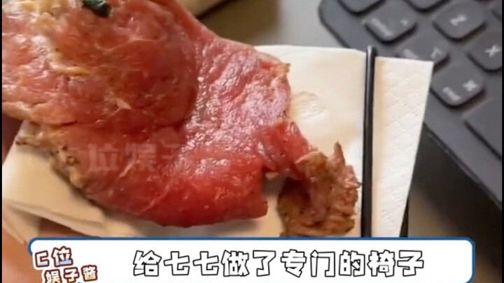 Bít tết bò chín tái 7 phút của Saraya, thật sự làm tôi cười chết mất