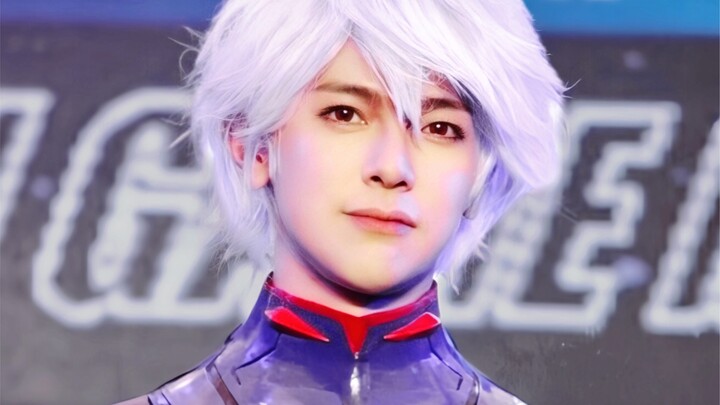 Wang Dongcheng, seorang pria macho baja yang tak punya masalah apa pun selain sindrom otaku khas rem