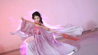 สวมชุดสีชมพูที่สุดและเต้นรำกับปืนที่ทรงพลังที่สุด?