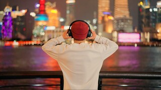 Các vũ công lắng nghe bài hát "What the World Gave Me" của Faye Wong và bước ra ngoài như