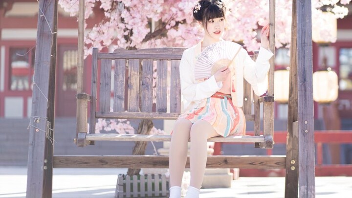 อะไรนะ? ได้ยินสาวจากร้านอาหารข้างๆ กำลังเต้นรำ...