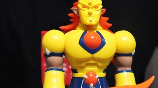 Trying out the role of the leader of heaven and earth in The Young Heroes of Divine Weapons, holding