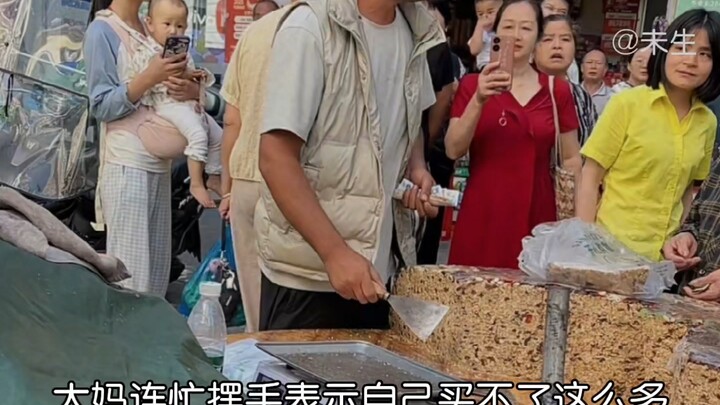三十一斤还送半斤，李维刚切糕的含金量还在上升。#切糕#李维刚#社会百态#感情共鸣 #摆摊
