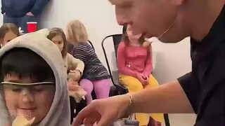 لعب الورق كالسهام؟