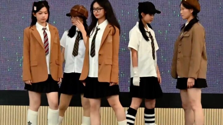 งานเลี้ยงวันขึ้นปีใหม่ของมัธยมปลายโรงเรียนมัธยมทดลองเซินเจิ้น: หมวกดำเพิ่มความเซ่อกึมกึมได้ดี!