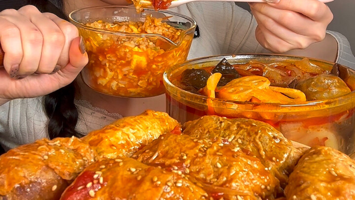 Hôm nay ăn món cuốn lạp xưởng giòn, bò cuộn, chả tôm và lẩu tự hâm nóng mini, còn có cả cơm chan trứ