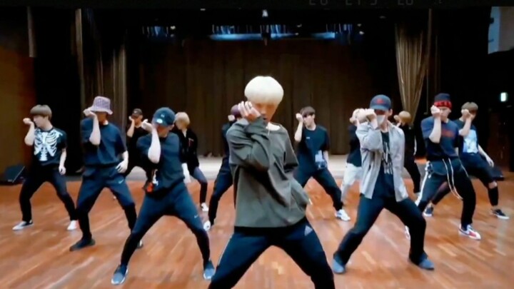 SEVENTEEN’s “Fear” practice room—mmm, great; I feel like I’m already getting carsick… Sigh, another 