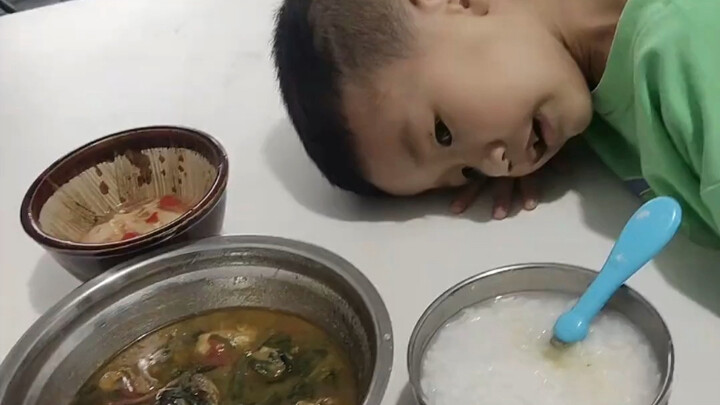 Em bé bã gạo có biểu cảm thế này khi đến giờ ăn tối. Anh ta không muốn ăn bất kỳ bữa nào trong ba bữ