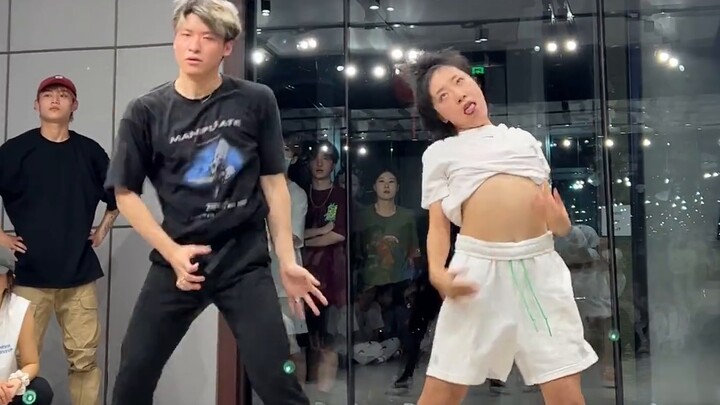 [Who says couples have to be sweet?] Kun & Apple choreograph All Mine