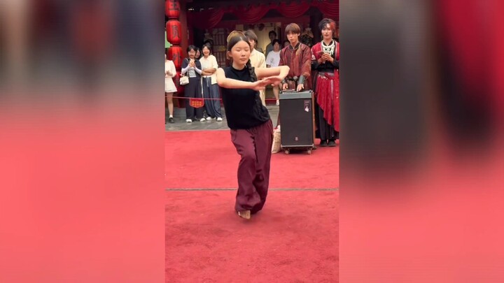 Saat melihatnya naik ke panggung dengan kaki telanjang, saya sudah tahu ini bukan sembarang pertunju