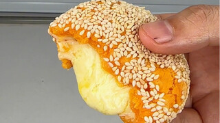 لا أعرف من الذي ابتكر كرات البطاطا الحلوة مع السمسم هذه، لكنني أشعر أنه بمجرد أن تأخذ لقمة واحدة، ست