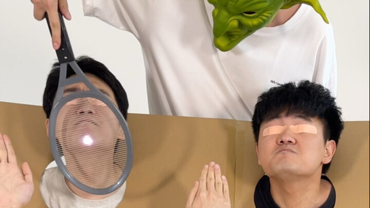 Cepat panggil temanmu buat nonton tantangan paduan hitam-putih pakai alat pembunuh nyamuk!