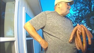 网友说自己有个可爱的老邻居，会亲自做烟熏鹿肉肠，还给网友送到家门口