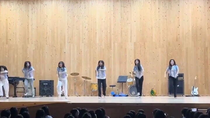 حصيلة راقصي الروح الذين لا ينضب عددهم في الحرم الجامعي: انفجار حماسي يشعل المسرح من اللحظة الأولى!