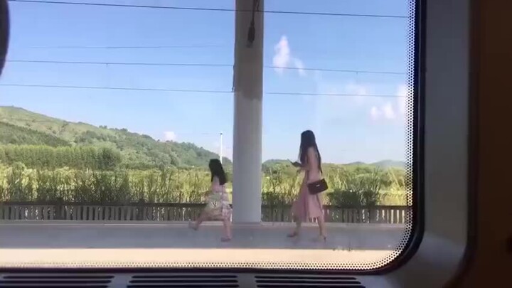 Sekilas di stasiun: Kehidupan bahagia keluarga empat orang yang seolah-olah melangkah langsung ke da