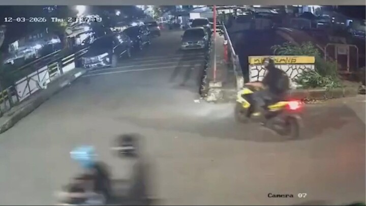 "Wakil Koordinator KontraS, Andrie Yunus diduga disiram air keras oleh orang tak dikenal, pada Kamis