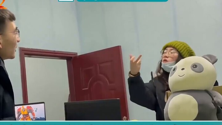 The math teacher was arguing over a question, and the liberal arts teacher was trembling beside him 