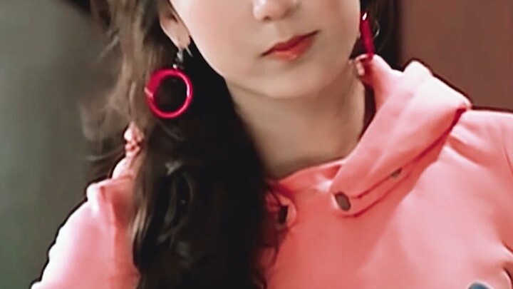 يا للأسف! قبل أن ينتفخ وجهها، كانت تشبه دمية باربي حقًا!