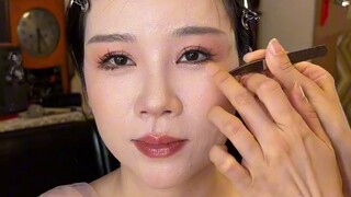 صنع فستان مزهر من ناموسية، لا أعرف إن كان ساحرًا أم لا، لكنه بالتأكيد يحمي من البعوض.