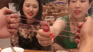 火锅店内露一手，太神奇了。