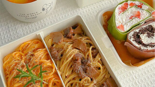 Hộp cơm bento của học sinh tiểu học khác biệt | Hai hương vị mì ống, bánh mì cuộn, súp củ cải đỏ và 